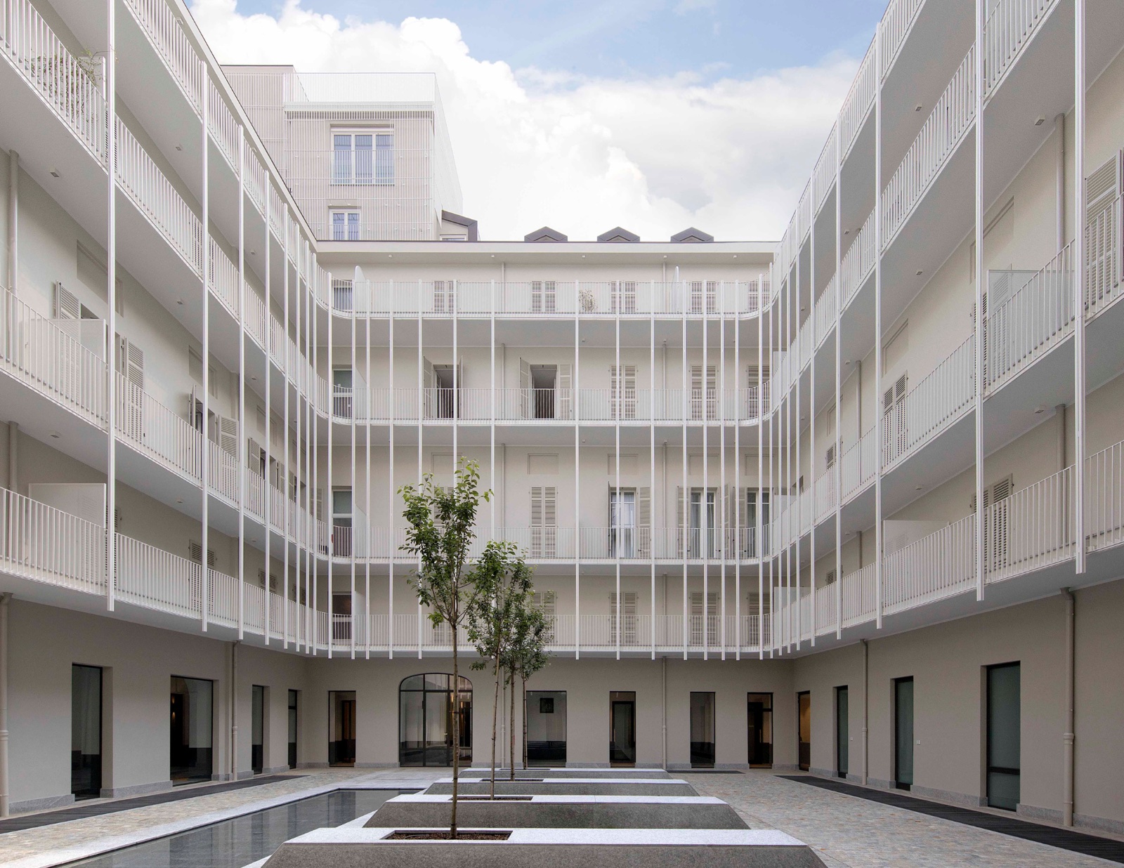 Renovated inner courtyard with white walkways — a project by the firm